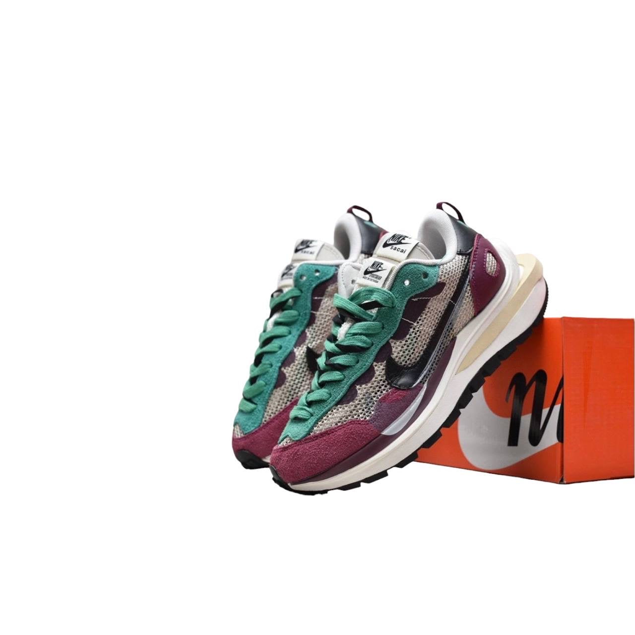 Маратонки Sacai VaporWaffle Villain Red/Neptune Green